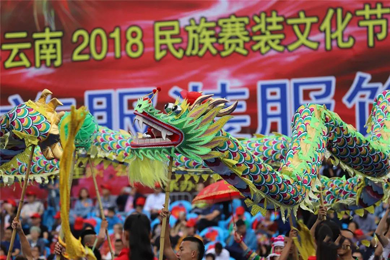 2018楚雄彝族火把節(jié)民族服裝服飾巡演，滿城盡是靚女花衣裳(