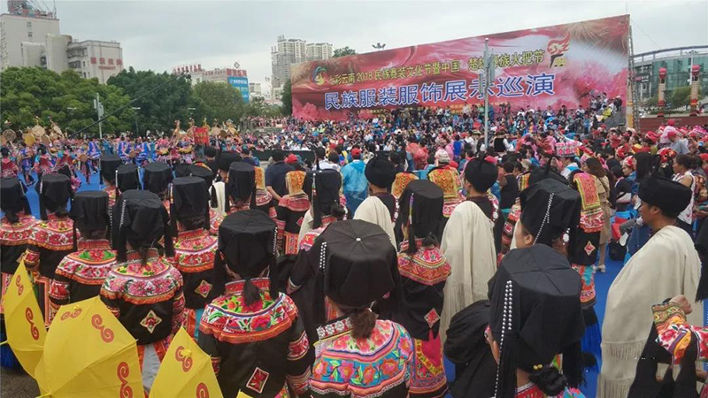 2018楚雄彝族火把節(jié)民族服裝服飾巡演，滿城盡是靚女花衣裳(