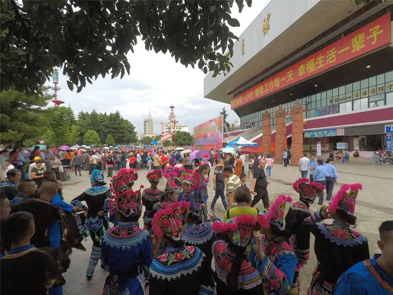 2018楚雄彝族火把節(jié)民族服裝服飾巡演，滿城盡是靚女花衣裳(