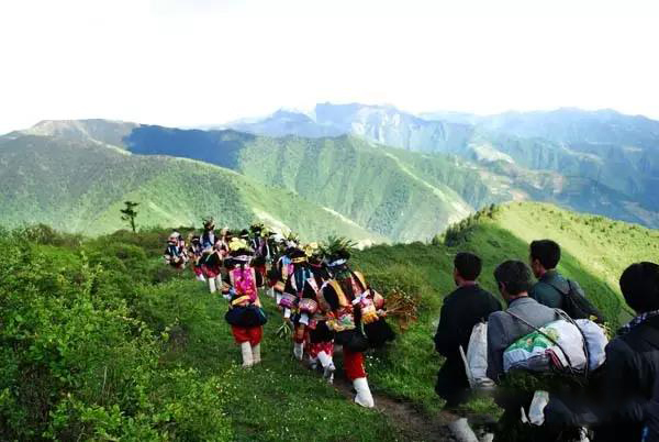 探秘甘肅省舟曲縣博峪一帶藏族傳統(tǒng)節(jié)日“采花節(jié)”身著傳統(tǒng)民族服飾盛裝