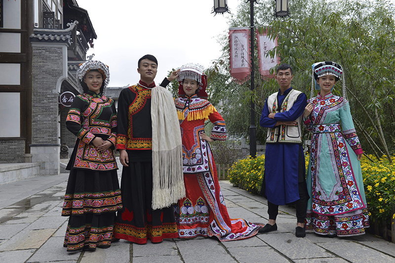 對現(xiàn)在中國傳統(tǒng)民族服飾文化傳承的焦慮與思考，我們祖宗留下來的東西該何去何從?