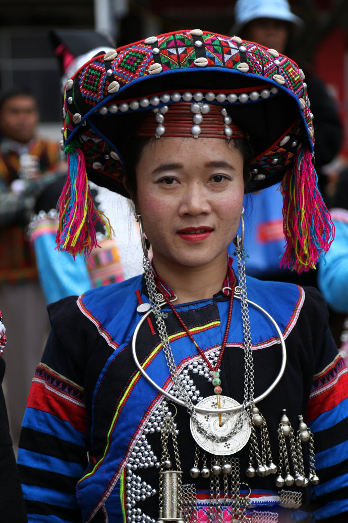 少數(shù)民族服飾要進(jìn)行生態(tài)環(huán)境保護(hù)，結(jié)合創(chuàng)意進(jìn)行發(fā)展