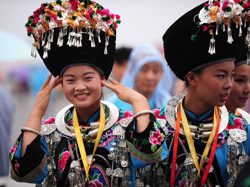 少數(shù)民族服飾要進(jìn)行生態(tài)環(huán)境保護(hù)，結(jié)合創(chuàng)意進(jìn)行發(fā)展