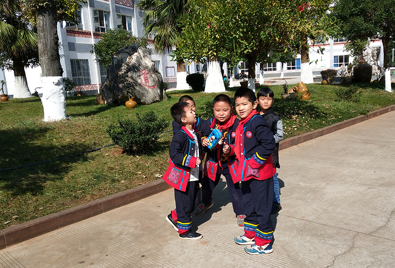 祿勸彝族苗族自治縣祿勸民族小學民族校服定制和教師彝族民族風格職業(yè)服裝定制案例